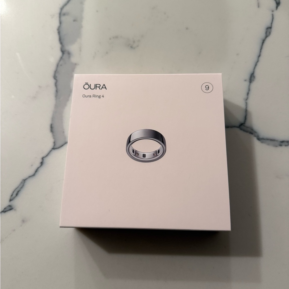 Oura Ring 4 in Shiny Silver